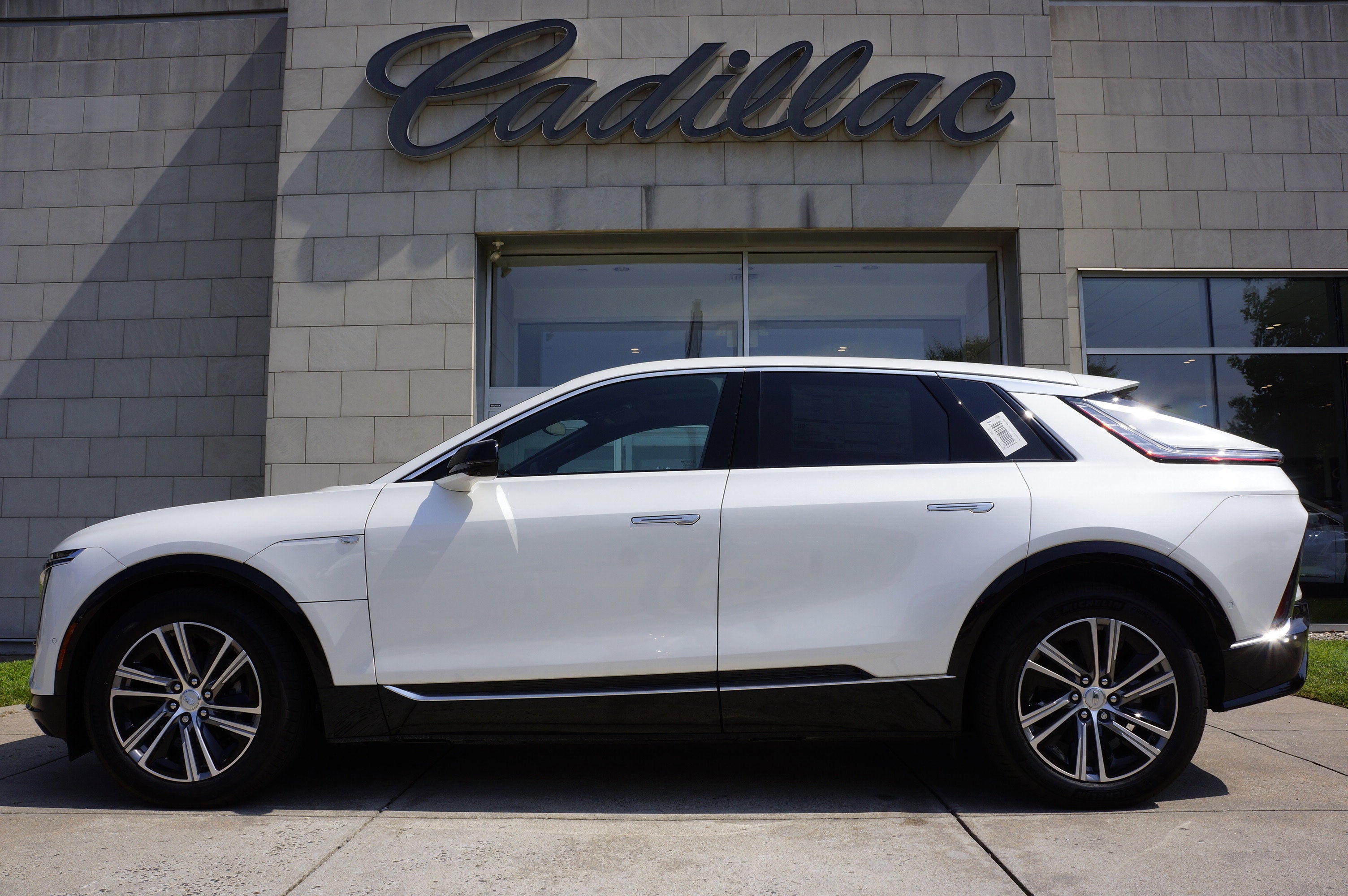 2024 Cadillac LYRIQ Luxury 2