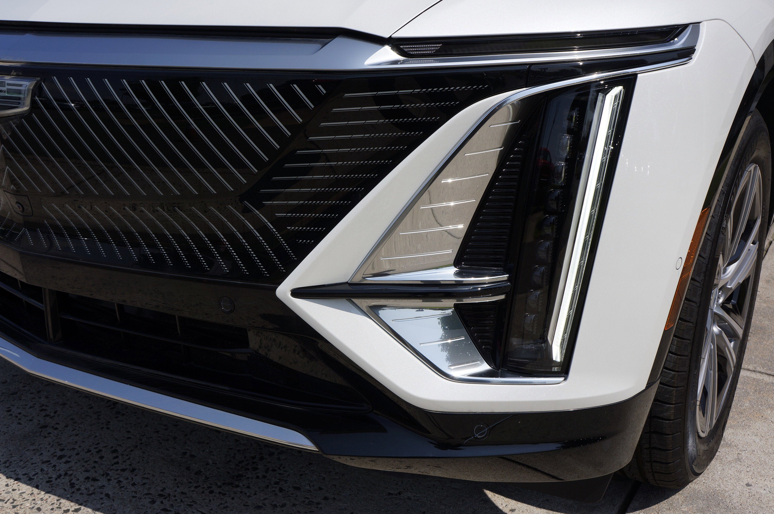 2024 Cadillac LYRIQ Luxury 2