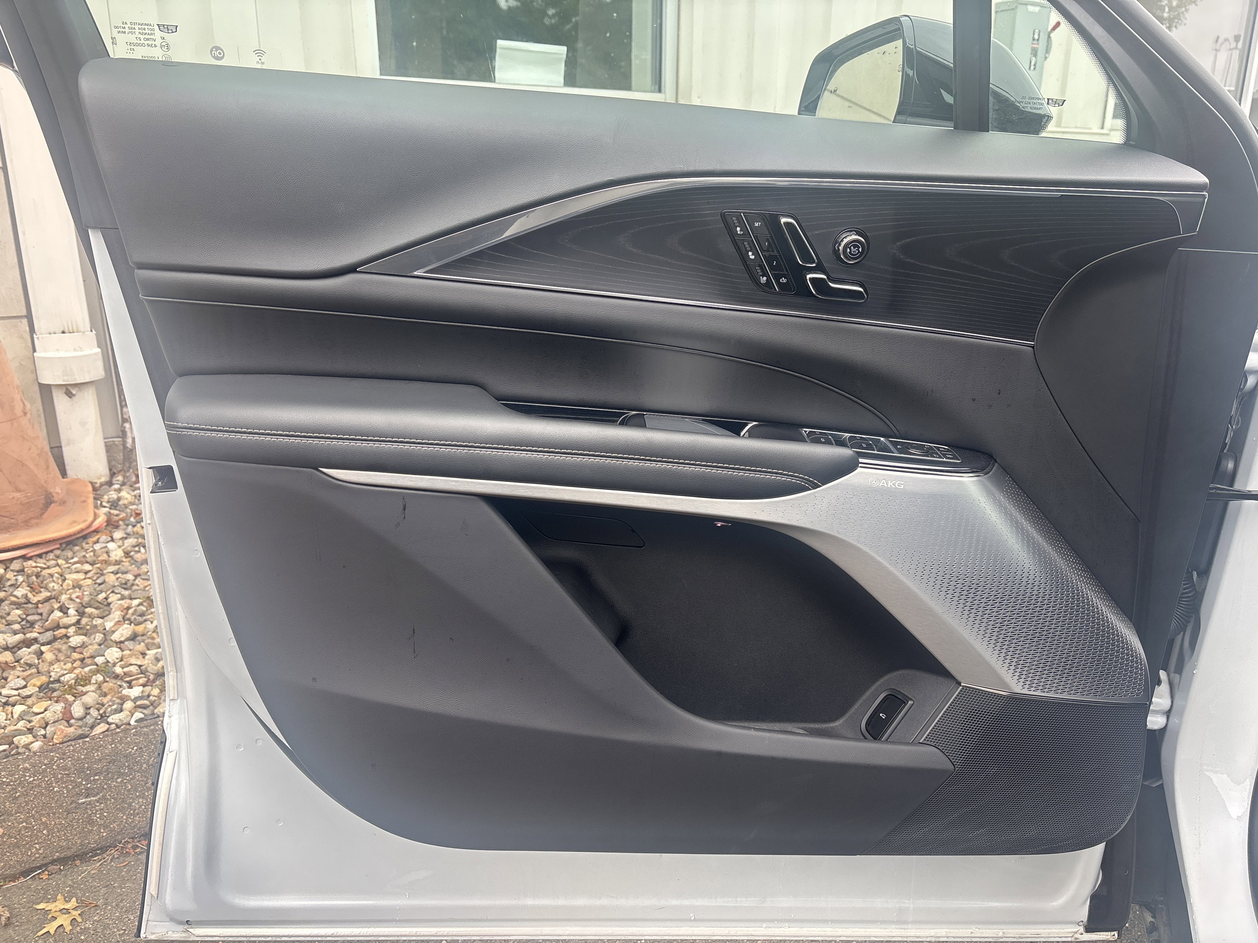 2024 Cadillac LYRIQ Luxury 2