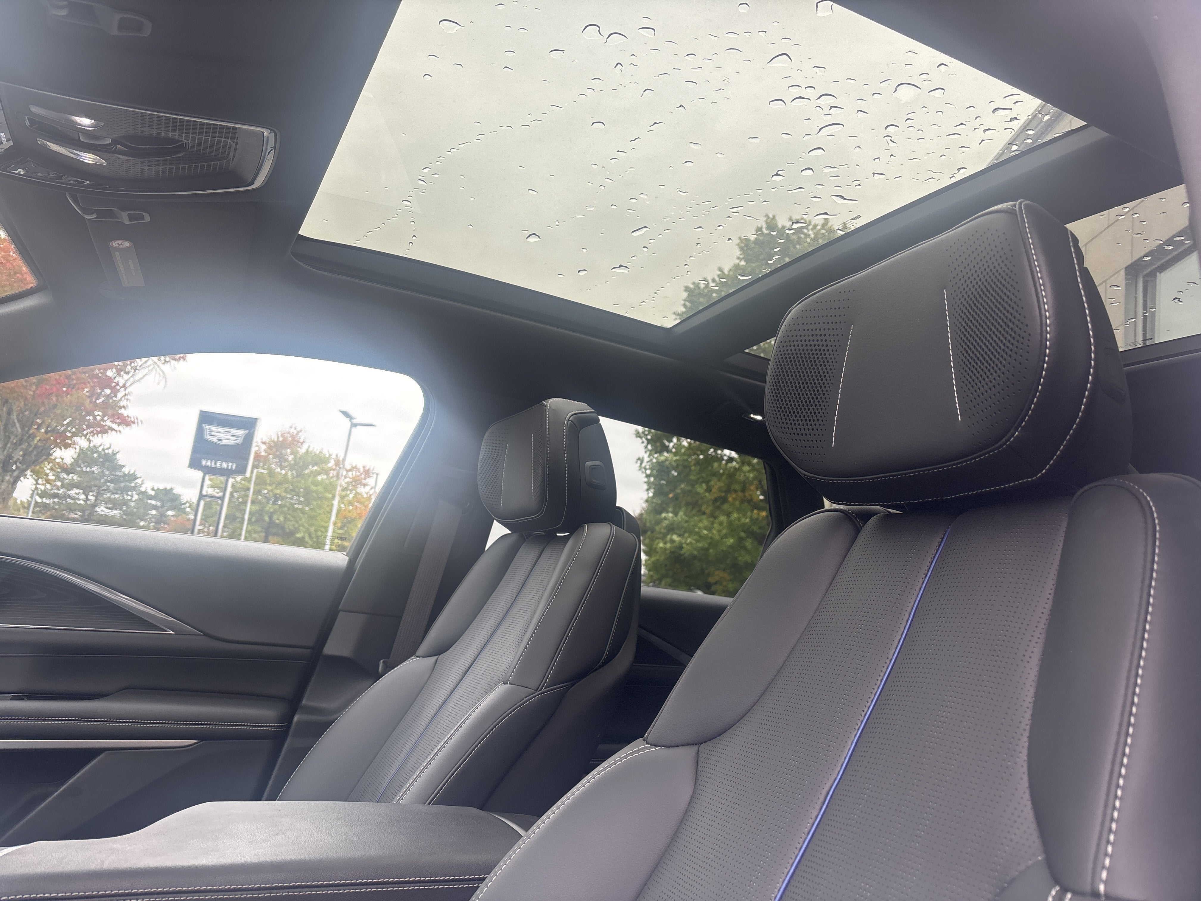 2024 Cadillac LYRIQ Luxury 2