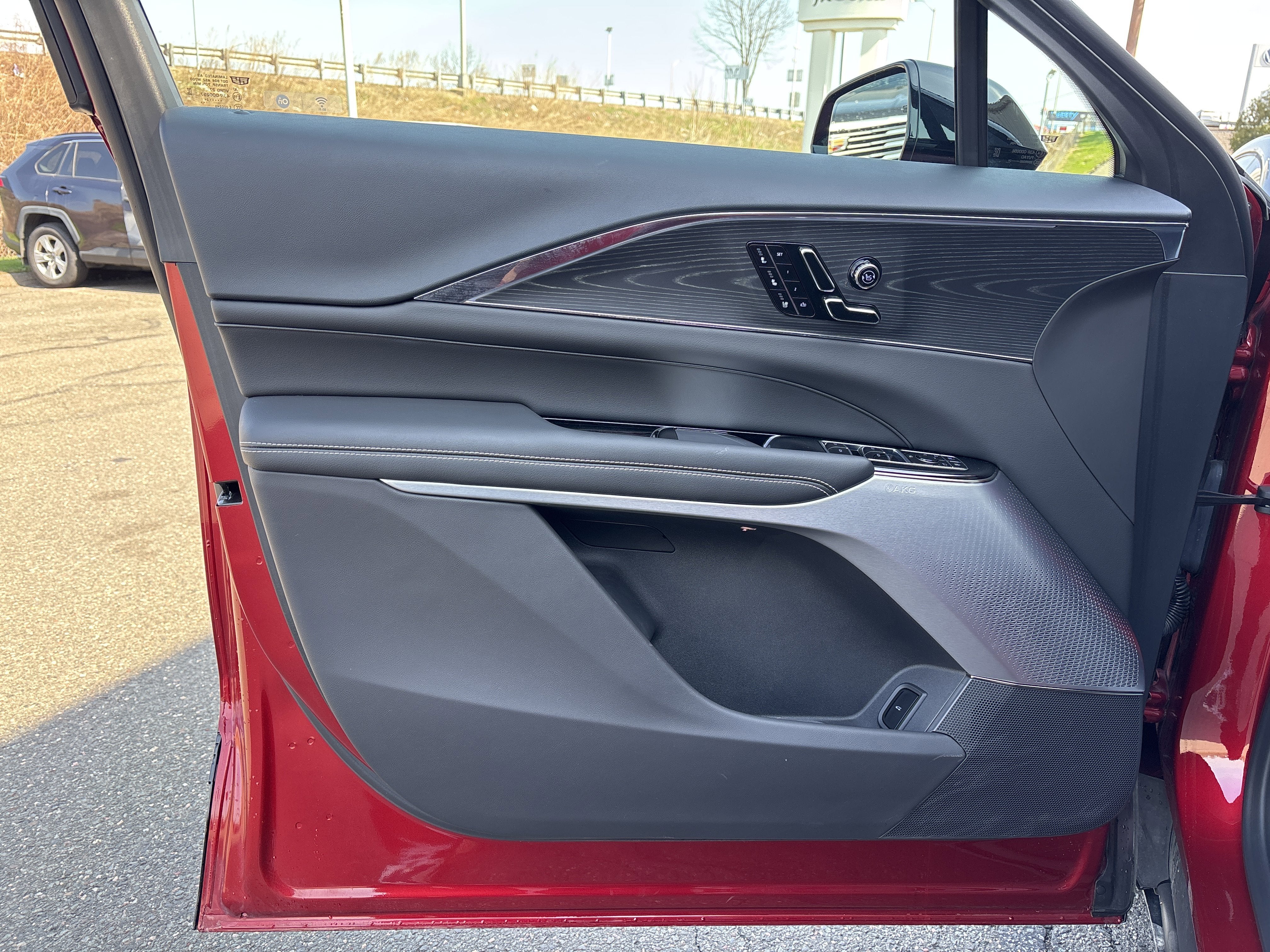 2024 Cadillac LYRIQ Luxury 3