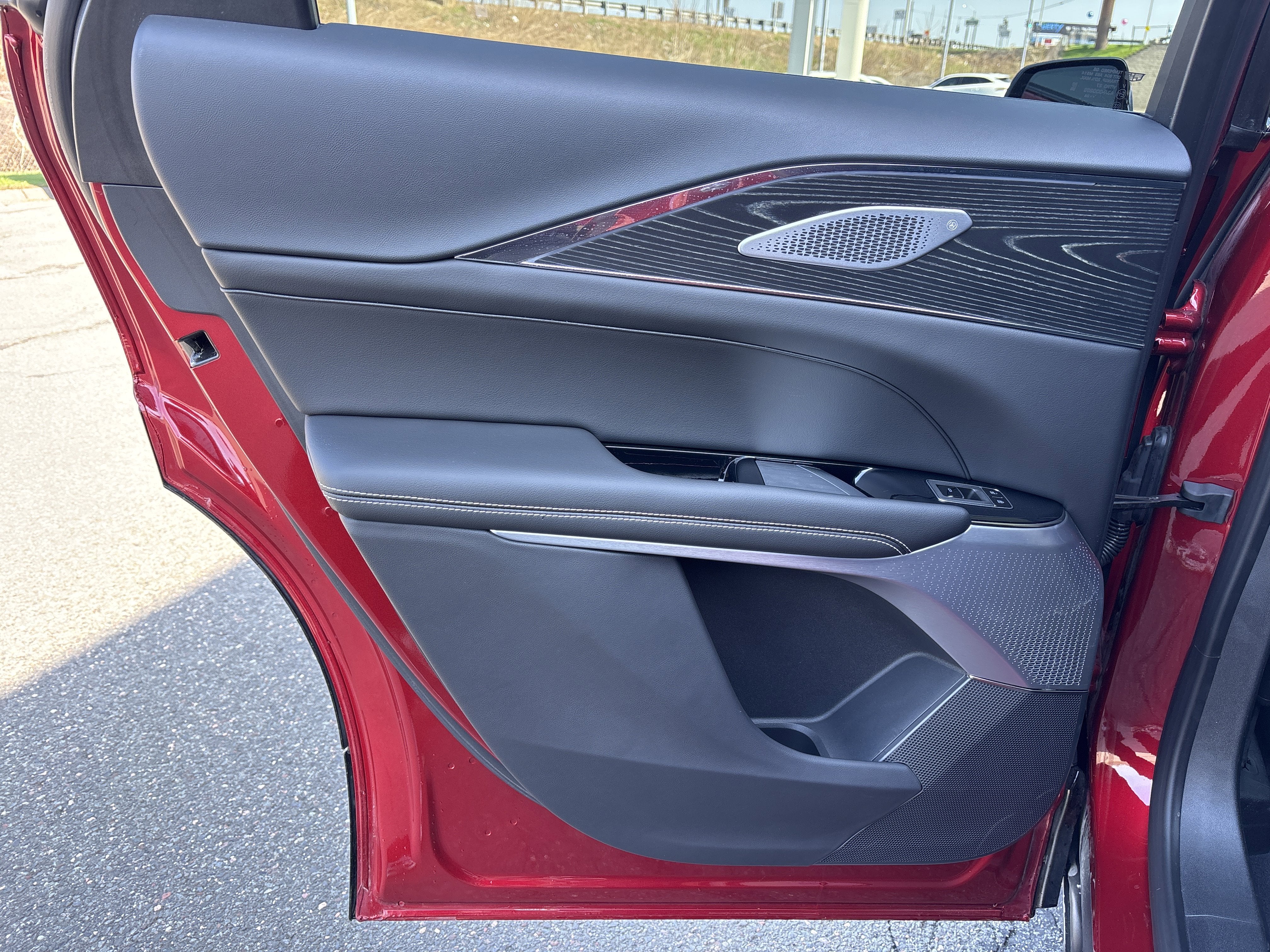 2024 Cadillac LYRIQ Luxury 3