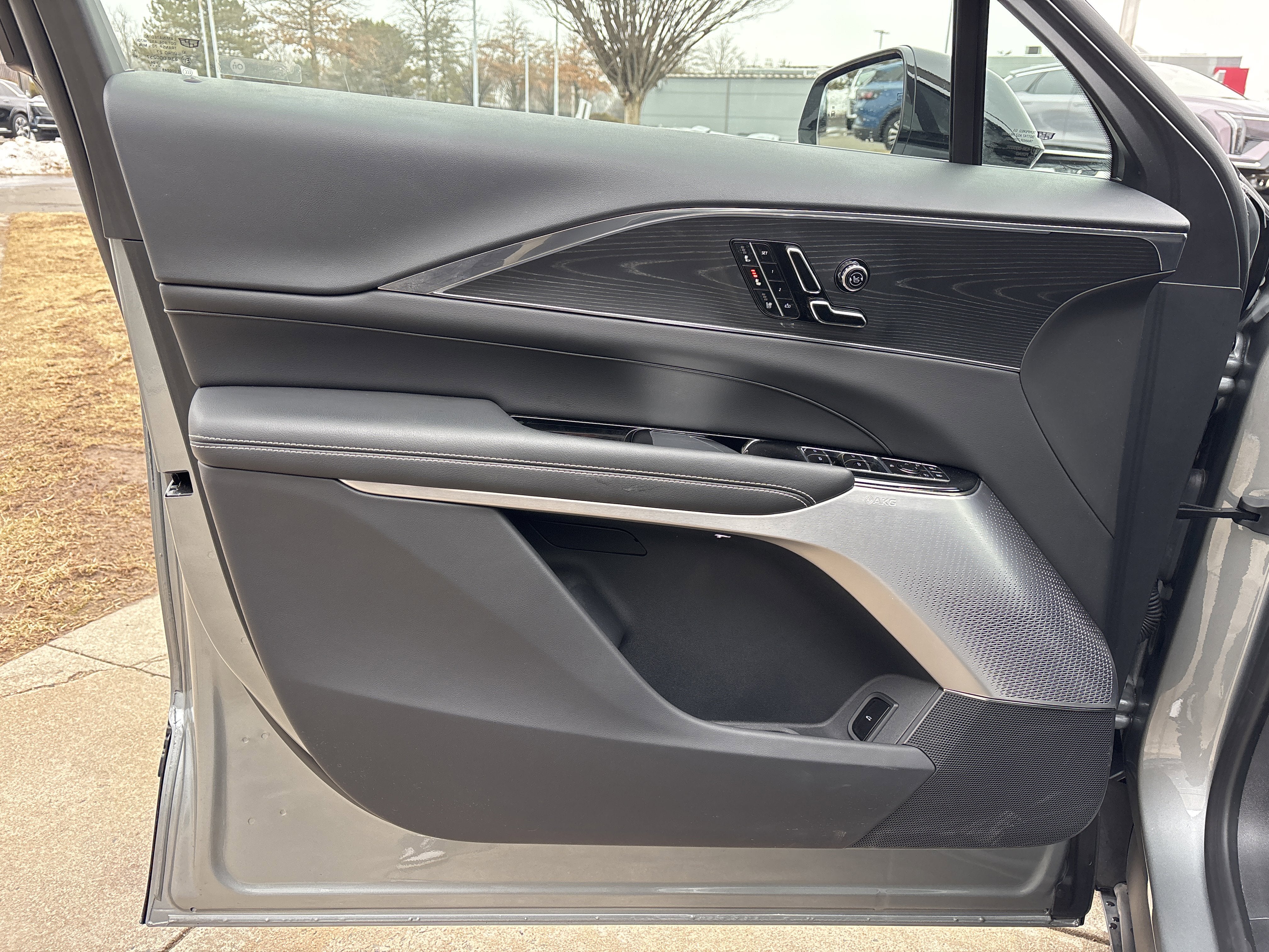 2024 Cadillac LYRIQ Luxury 3