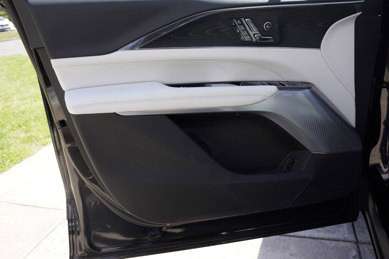 2024 Cadillac LYRIQ Luxury 3