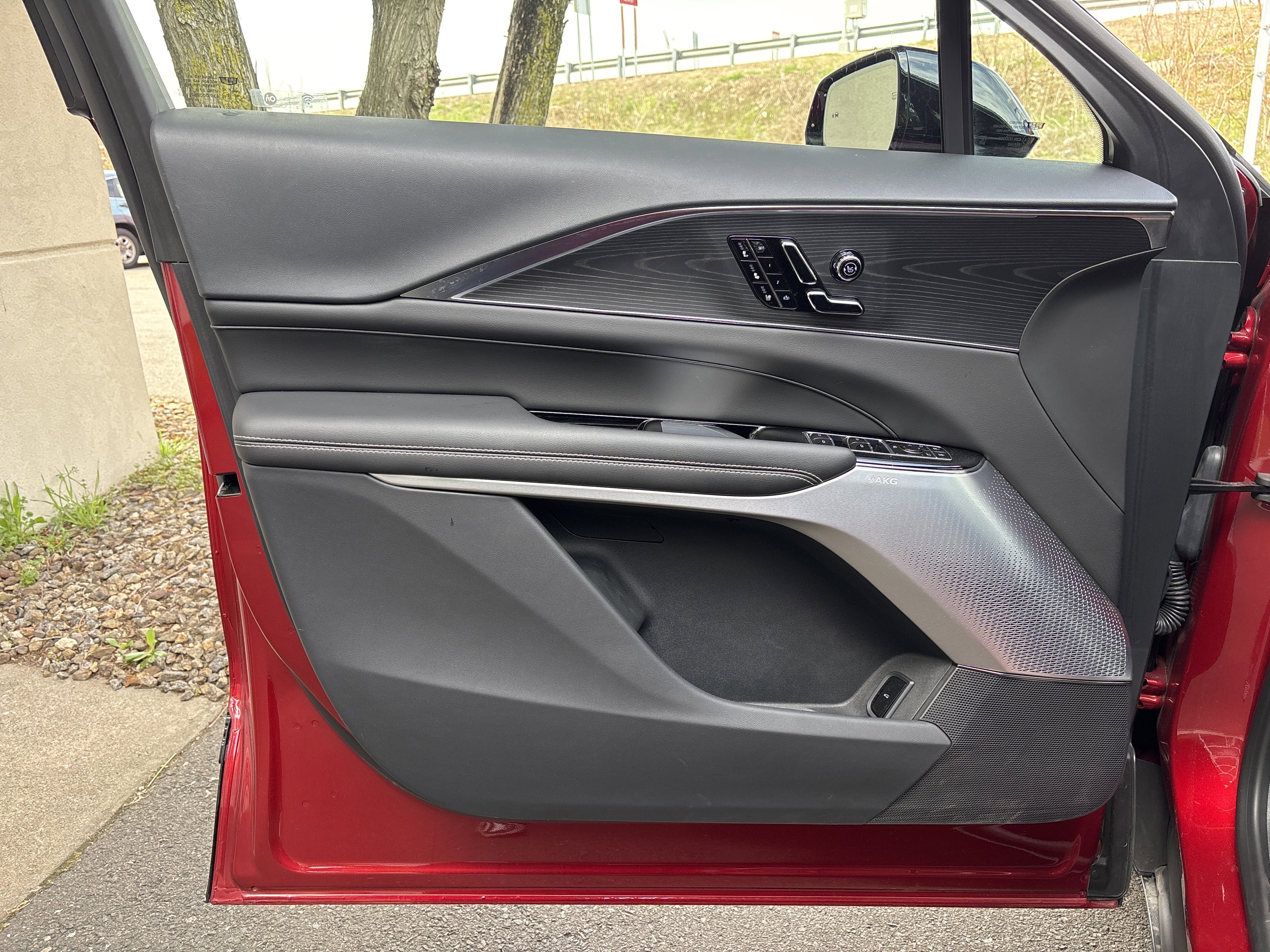 2025 Cadillac LYRIQ Luxury 3