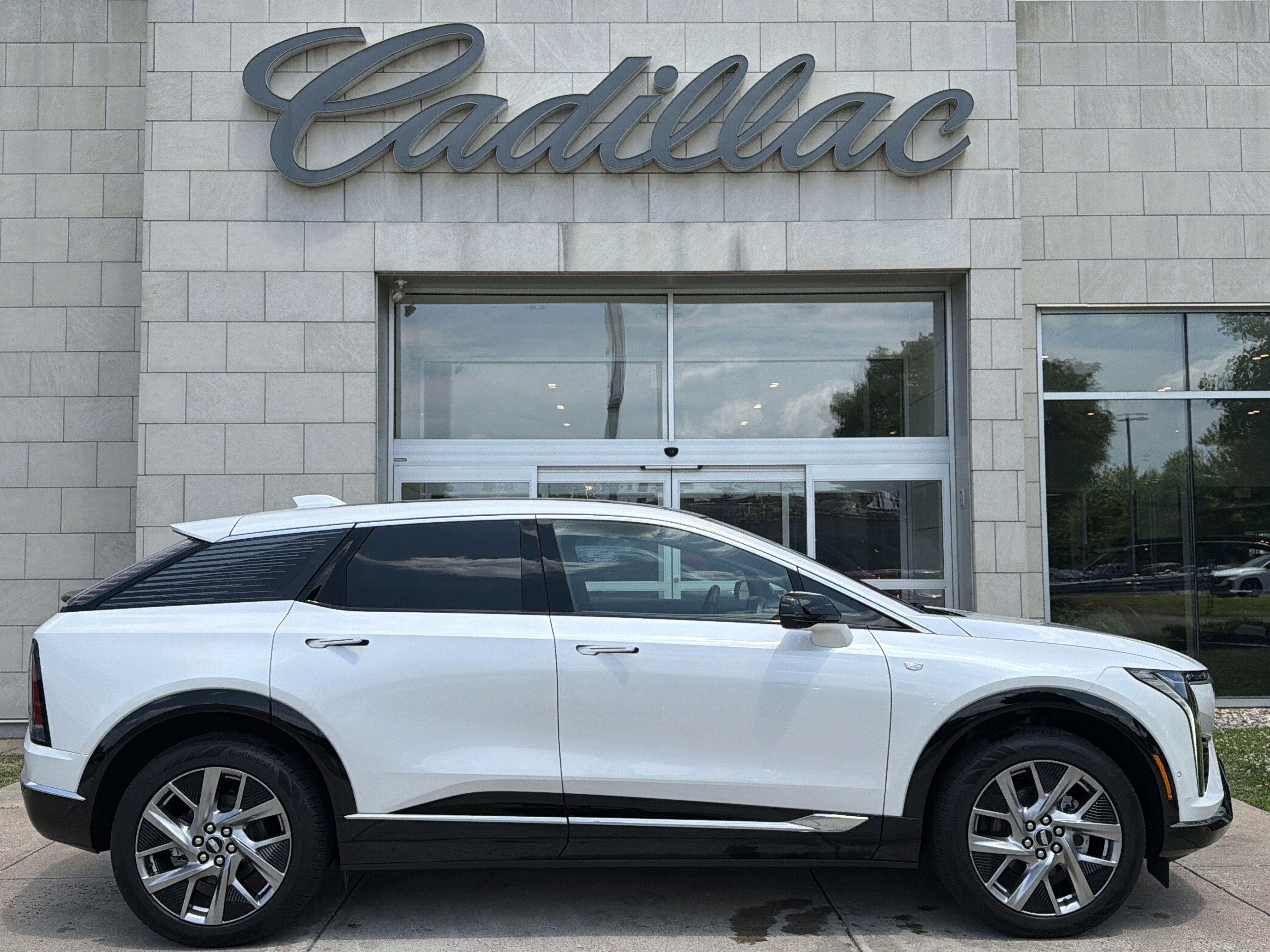 2025 Cadillac OPTIQ Luxury 1