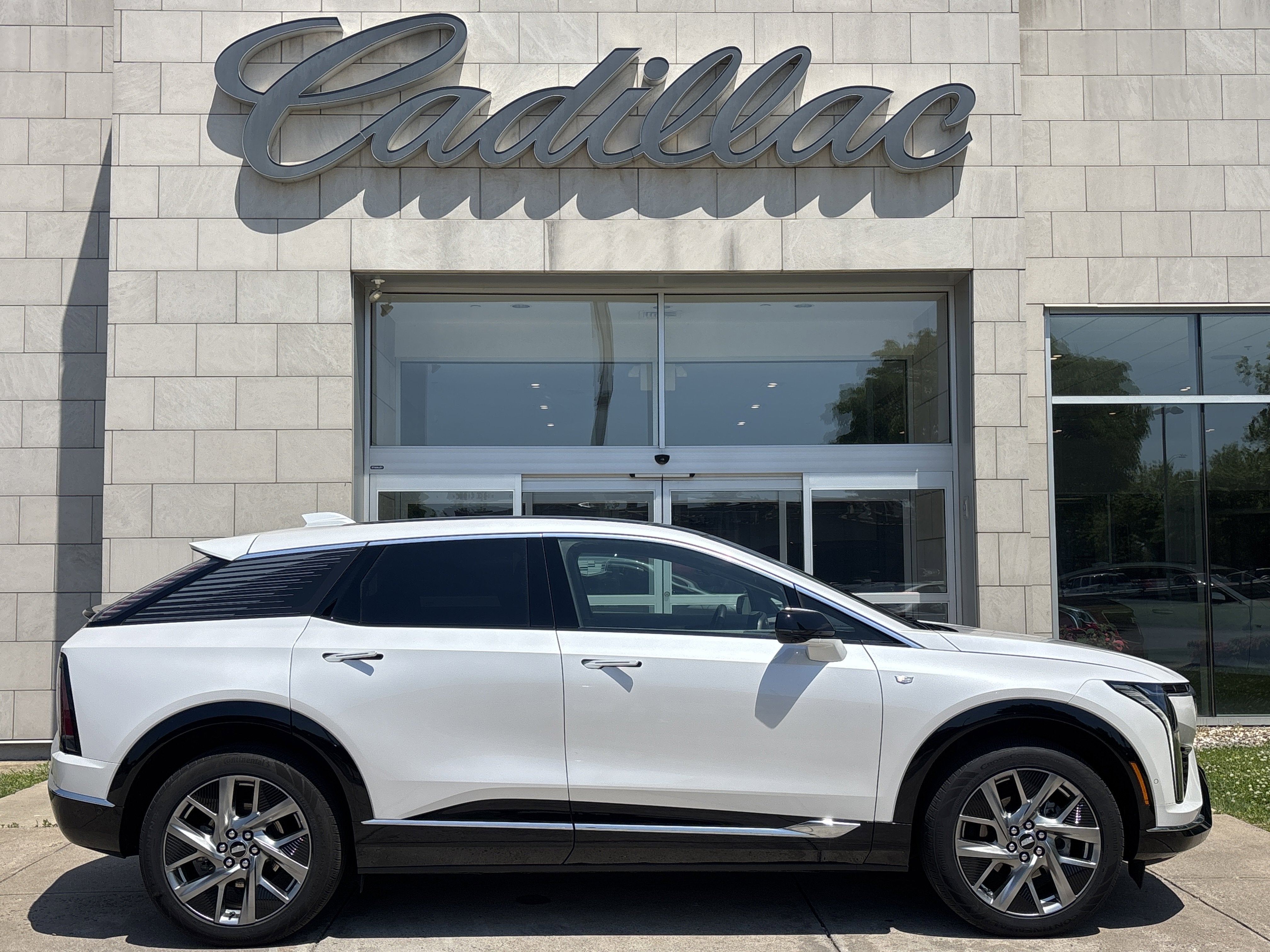 2025 Cadillac OPTIQ Luxury 2