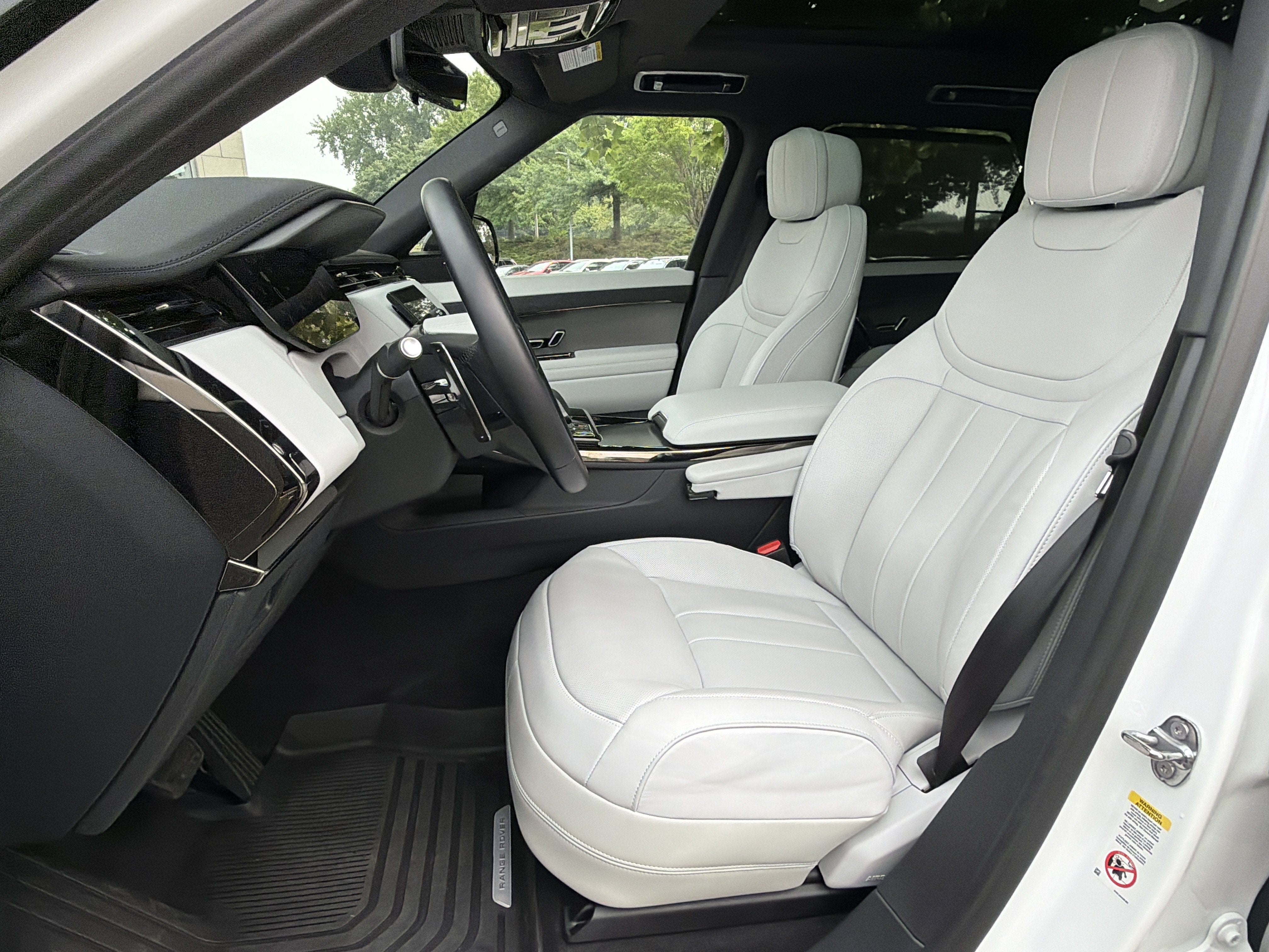 2025 Land Rover Range Rover Sport SE